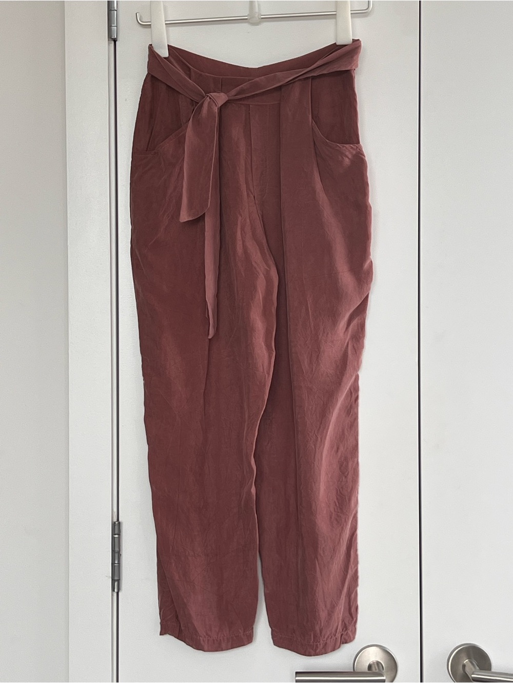 Amour Vert Washable Silk Tie-Waist Cropped Pants in Rose